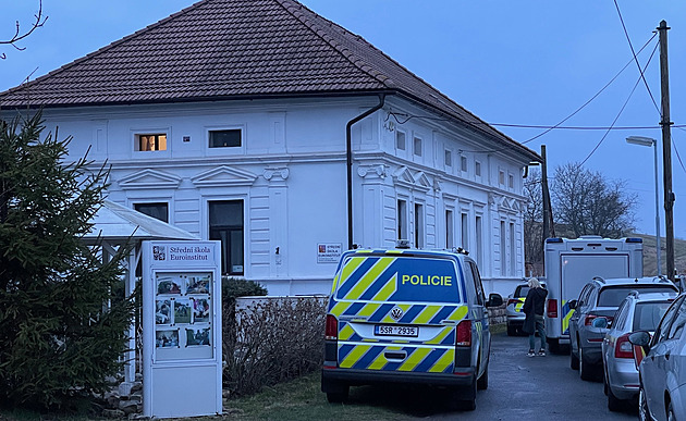 Ve škole na Kladensku střelec zabil muže, pak zbraň obrátil proti sobě