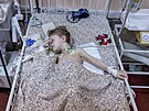 Tíletý chlapec Dima, který byl zrann pi ostelování Mariupolu, leí na lku...