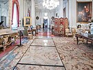 Po p�vodn�ch koberc�ch v reprezenta�n�m salonu opo�ensk�ho z�mku vede 15 metr�...