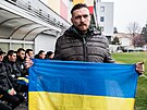 Zápas ukrajinských fotbalist podpoil boxer Oleksandr Usyk. (30. 3. 2022)