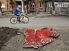 Tlo zabitého mue na pedmstí Mariupolu (30. bezna 2022)