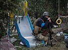 Ukrajinský voják na front poblí Kyjeva (29. bezna 2022)