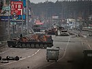 Vraky ruských obrnných transportér a vozidel na front poblí Kyjeva (29....