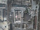 Satelitní snímek ukazuje ostelovaný sklad erveného kíe v Mariupolu na...