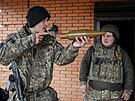 Ukrajintí vojáci na front poblí Kyjeva. (30. bezna 2022)