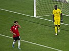 Egyptský útoník Mohamed Salah se chytá za hlavu, senegalský branká Edouard...