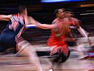 DeMar DeRozan (v erveném) z Chicago Bulls letí ke koi Washington Wizards,...
