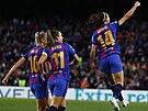 Barcelonská fotbalistka Aitana Bonmatiová oslavuje gól do sít Realu Madrid.