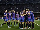 Barcelonské fotbalistky na natískaném Camp Nou oslavují tetí gól do sít...