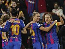 Barcelonské fotbalistky se na zaplnném Camp Nou radují z gólu ve...