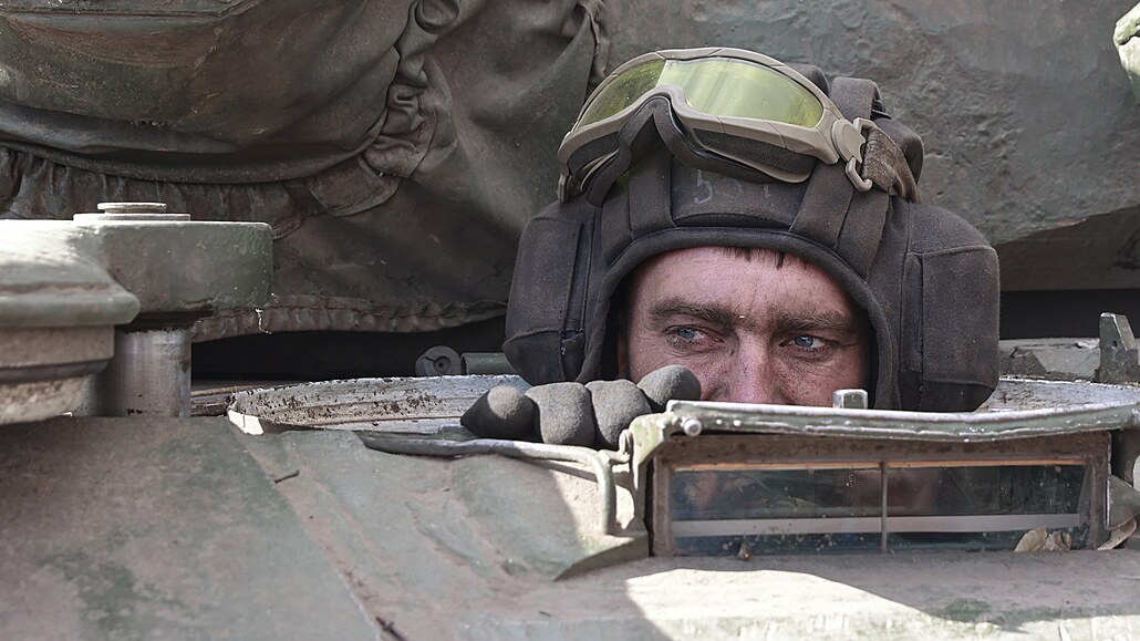 Ukrajinský tankista ve vesnici Lukjanivka v Kyjevské oblasti (27. bezna 2022)