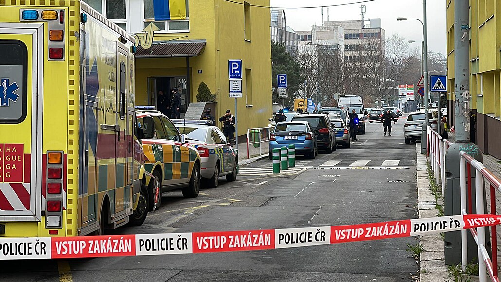 Neznámý pachatel zaúto�il ma�etou na jednoho z u�itel� st�ední �koly v Praze 4,...