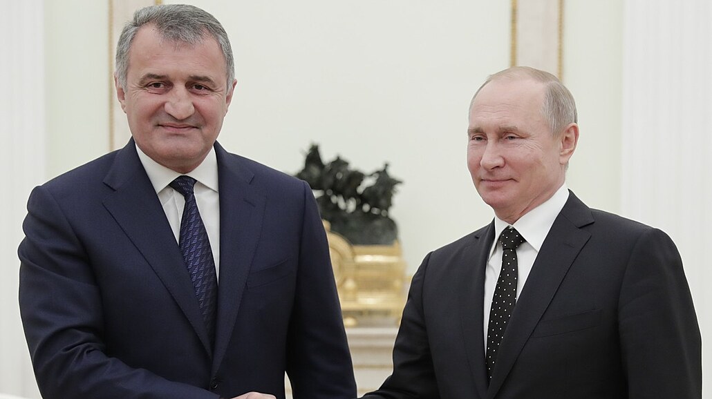 Prezident Jiní Osetie Anatolij Bibilov a ruský prezident Vladimir Putin bhem...