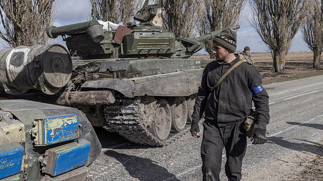 Ukrajintí vojáci zabírají tanky po bojích s ruskými jednotkami u Kyjeva. (27....