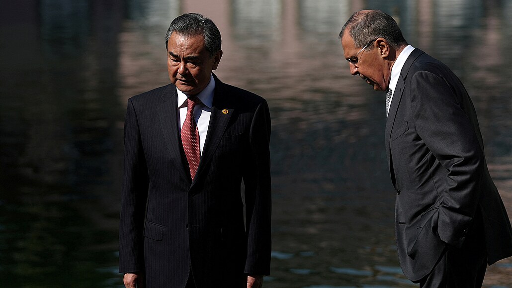 ínský ministr zahranií Wang I (vlevo) se svým ruským protjkem Sergejem...