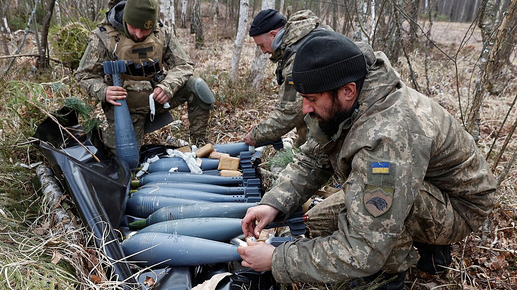Ukrajintí vojáci pipravují minometné granáty na pozici v oblasti Kyjeva. (30....