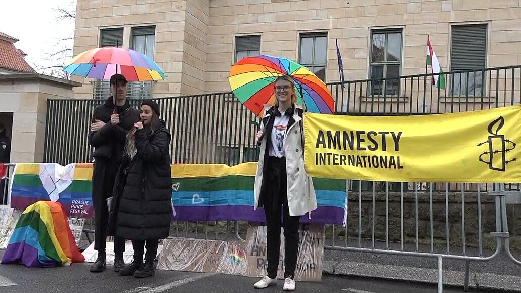 Za maďarskou LGBT komunitu. V Praze se protestovalo proti Orbánovu  referendu - iDNES.cz