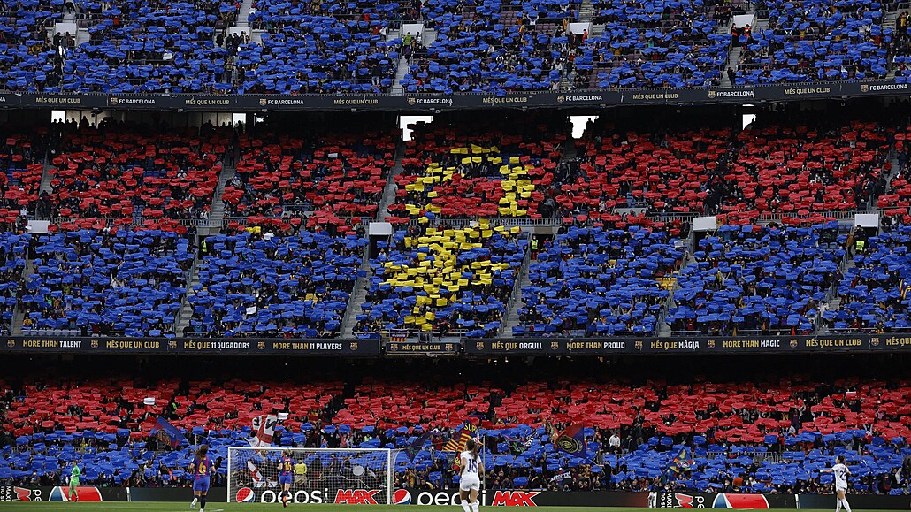 El Clásico v Lize mistryň provázela na barcelonském stadionu Camp Nou...