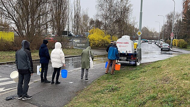 V Praze 13, kde netee kvli havrii voda, jsou na ulicch cisterny. (30. bezna 2022)
