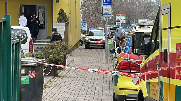 Neznámý pachatel zaútočil mačetou na jednoho z učitelů střední školy v Praze 4, ten útok nepřežil. (31. března 2022)