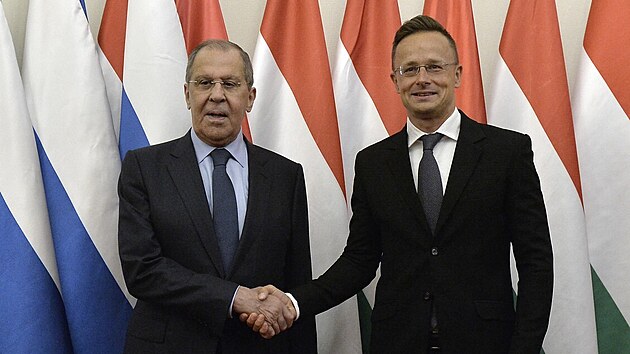 Rusk ministr zahrani Sergej Lavrov (vlevo) a jeho maarsk protjek Pter Szijjrt v Budapeti (24. srpna 2021)