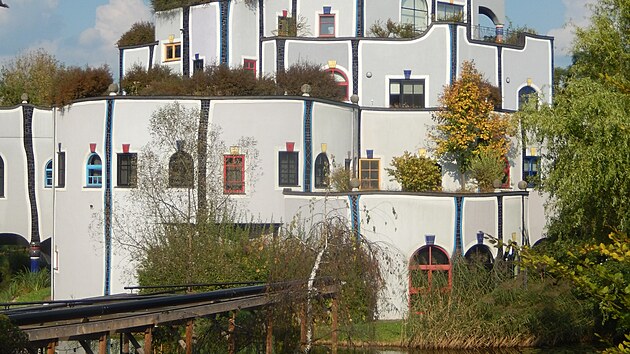 Hundertwasser do svch staveb zakomponoval zele.