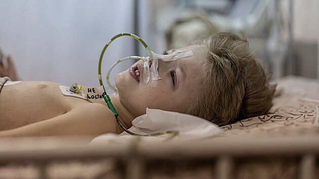Tlet chlapec Dima, kter byl zrann pi ostelovn Mariupolu, le na lku na dtskm oddlen nemocnice v Zporo. (29. bezna 2022)