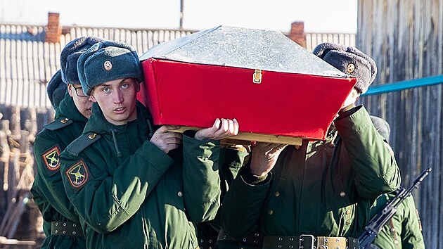 Rut vojci nesou v burjatsk vesnici Ust'-Kjachta rakev vojka, kter padl v bojch na Ukrajin. (9. bezna 2022)