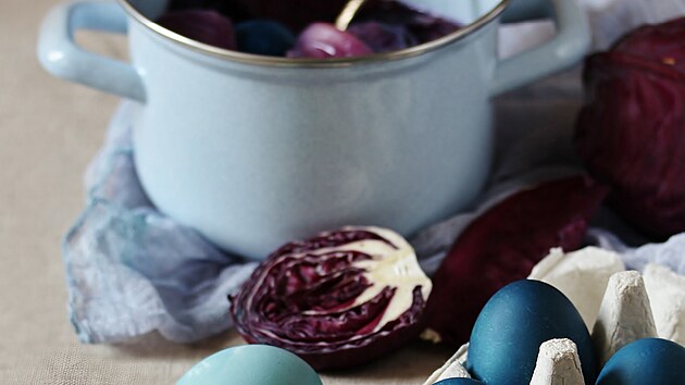 Sv�tlej��ch odst�n� dos�hnete pro zm�nu t�m, �e vaj��ka do l�zn� jen na p�r minut opakovan� pono��te. �erven� zel� v�m tedy umo�n� z�skat celou paletu odst�n� modr�.