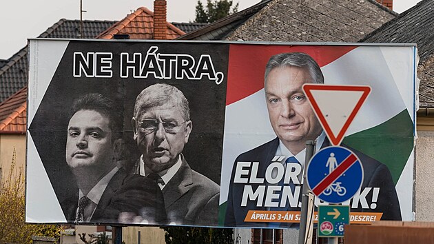Pedvolebn billboard strany Fidesz premira Viktora Orbna ve mst Mosonmagyarvr na severozpad Maarska (18. bezna 2022)