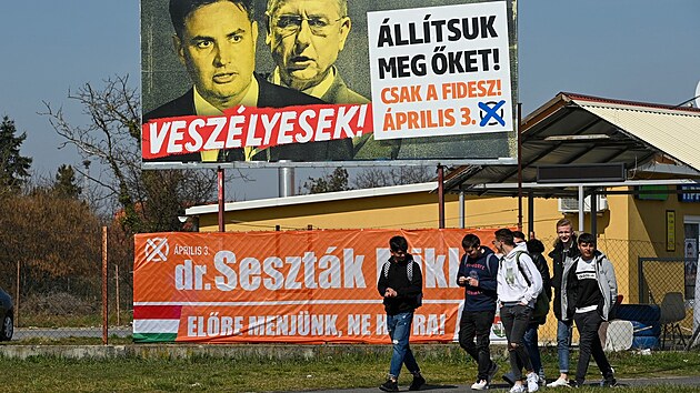 Billboard ldra maarsk opozice Petera Mrki-Zaye a expremira Ference Gyurcsnyho ve mst Kisvrda na vchod Maarska (28. bezna 2022)
