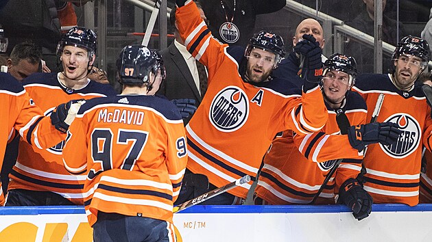 Connor McDavid slav se spoluhri z Edmontonu.