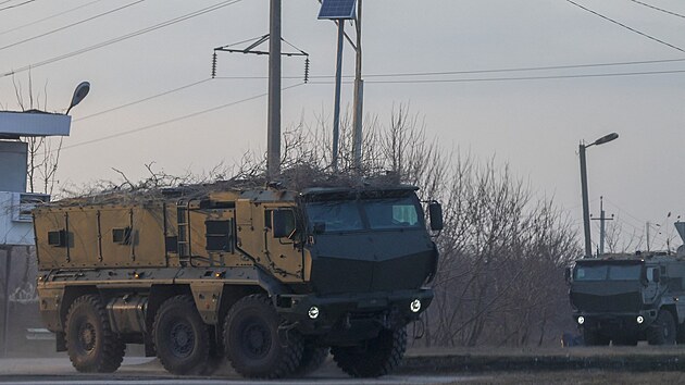 Rusk vojensk konvoj m smrem k Donbasu. Podle analytik pouvaj Rusov amatrskou kamufl. (23. nora 2022)