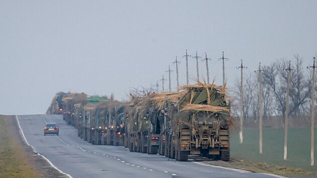 Rusk vojensk konvoj m smrem k Donbasu. Podle analytik pouvaj Rusov amatrskou kamufl. (23. nora 2022)