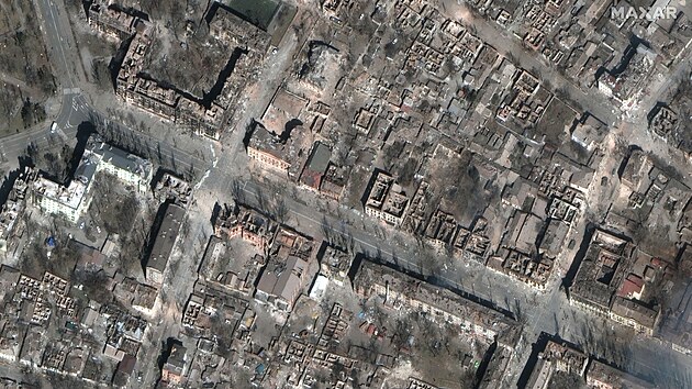 Nové satelitní snímky ukazují zkázu v Mariupolu. (29. bezna 2022)