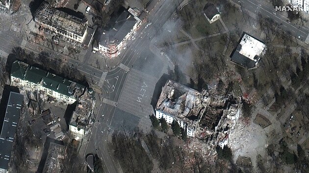 Nov satelitn snmky ukazuj zkzu v Mariupolu. Na snmku je divadlo znien bhem ruskho bombardovn. V krytu pod budovou se v tu chvli schovvaly stovky lid. (29. bezna 2022)