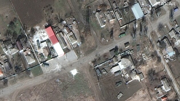 Nov satelitn snmky ukazuj zkzu v Mariupolu. Na zahradch dom parkuj rusk bojov vozy. (29. bezna 2022)