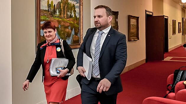 Ministr prce a socilnch vc Marian Jureka a ministryn ivotnho prosted Anna Hubkov pichzej na jednn vldy 30. 3. 2023
