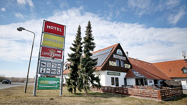Na odpočívce Rohlenka u Brna funguje motorest i s nabídkou noclehu a vedle něj také tři fastfoodové restaurace.