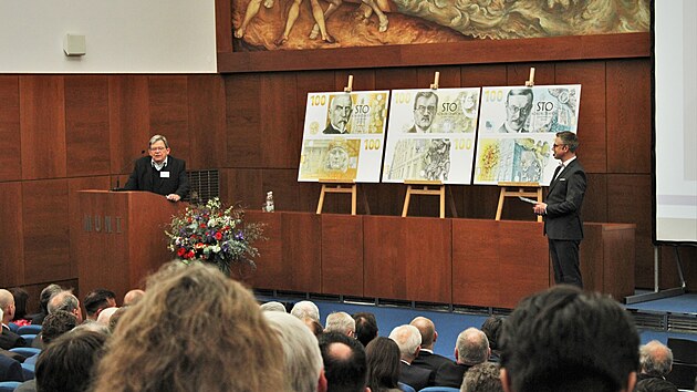 �esk� n�rodn� banka vydala druhou pam�tn� bankovku, tentokr�t na po�est sv�ho b�val�ho guvern�ra a ministra financ� Karla Engli�e (uprost�ed). U pult�ku stoj� jeho vnuk Franti�ek Plho�.