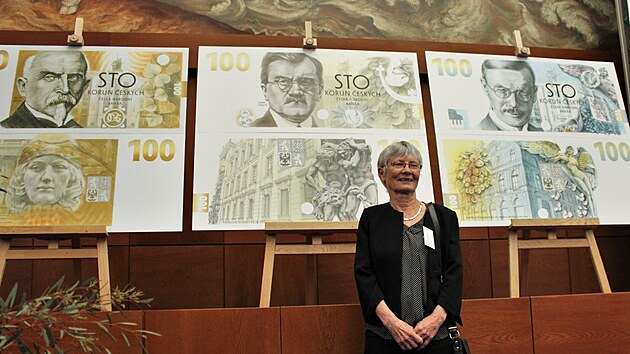 �esk� n�rodn� banka vydala druhou pam�tn� bankovku, tentokr�t na po�est sv�ho b�val�ho guvern�ra a ministra financ� Karla Engli�e (uprost�ed). Na sn�mku stoj� Eva Ha�kov�, kter� navrhla podobu v�ech t�� pam�tn�ch stokorun.