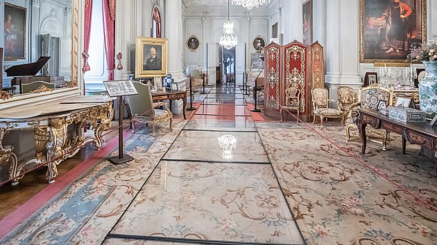 Po původních kobercích v reprezentačním salonu opočenského zámku vede 15 metrů dlouhá skleněná lávka.