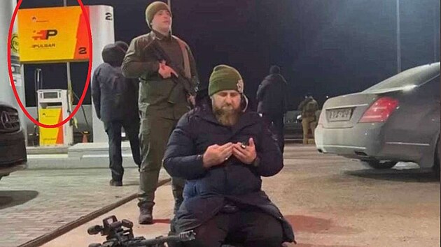 eensk vdce Ramzan Kadyrov zveejnil fotografii, na kter se modl u rusk erpac stanice Rosnf. (31. bezna 2022)