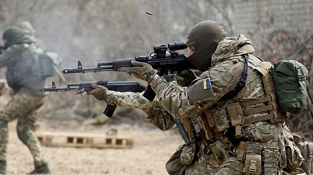 Ukrajint vojci 103. samostatn brigdy teritoriln obrany ozbrojench pi cvien na ble nespecifikovanm mst pobl Lvova na zpadn Ukrajin (29. bezna 2022)