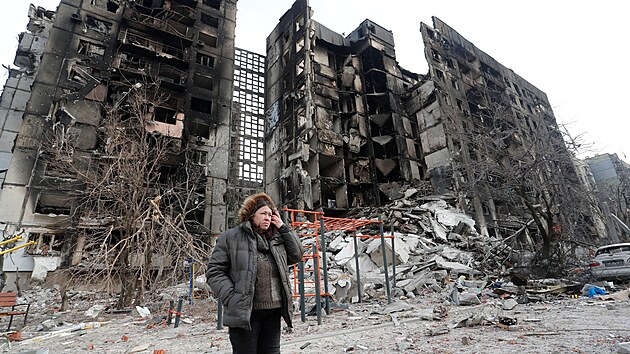 Zdravotn sestra Svetlana Savenkov z Mariupolu stoj vedle znien budovy, ve kter bydlela. (30. bezna 2022)