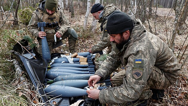 Ukrajintí vojáci pipravují minometné granáty na pozici v oblasti Kyjeva. (30....