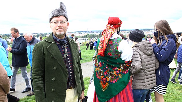 Jan Ku�a o kroj�ch nejen hodn� v�, ale tak� je p��le�itostn� nos�.