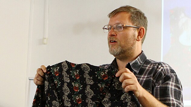 Jan Ku�a ve ���rsk� knihovn� p�edstavil svoji novou knihu o lidov�ch kroj�ch, ale tak� uk�zal n�kter� jeho sou��sti.