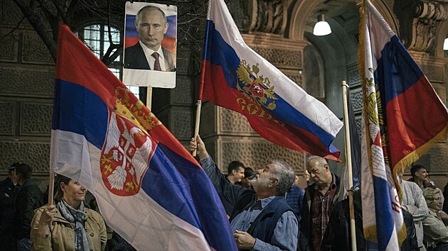 Lid mvaj ruskmi vlajkami bhem protestu na podporu rusk invaze na Ukrajinu v Blehrad. (24. bezna 2022)