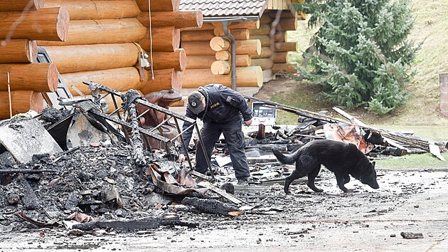 Požár zničil restauraci Na Srubu v Osvětimanech, která patří hradnímu kancléři Mynářovi (29. březen 2022)